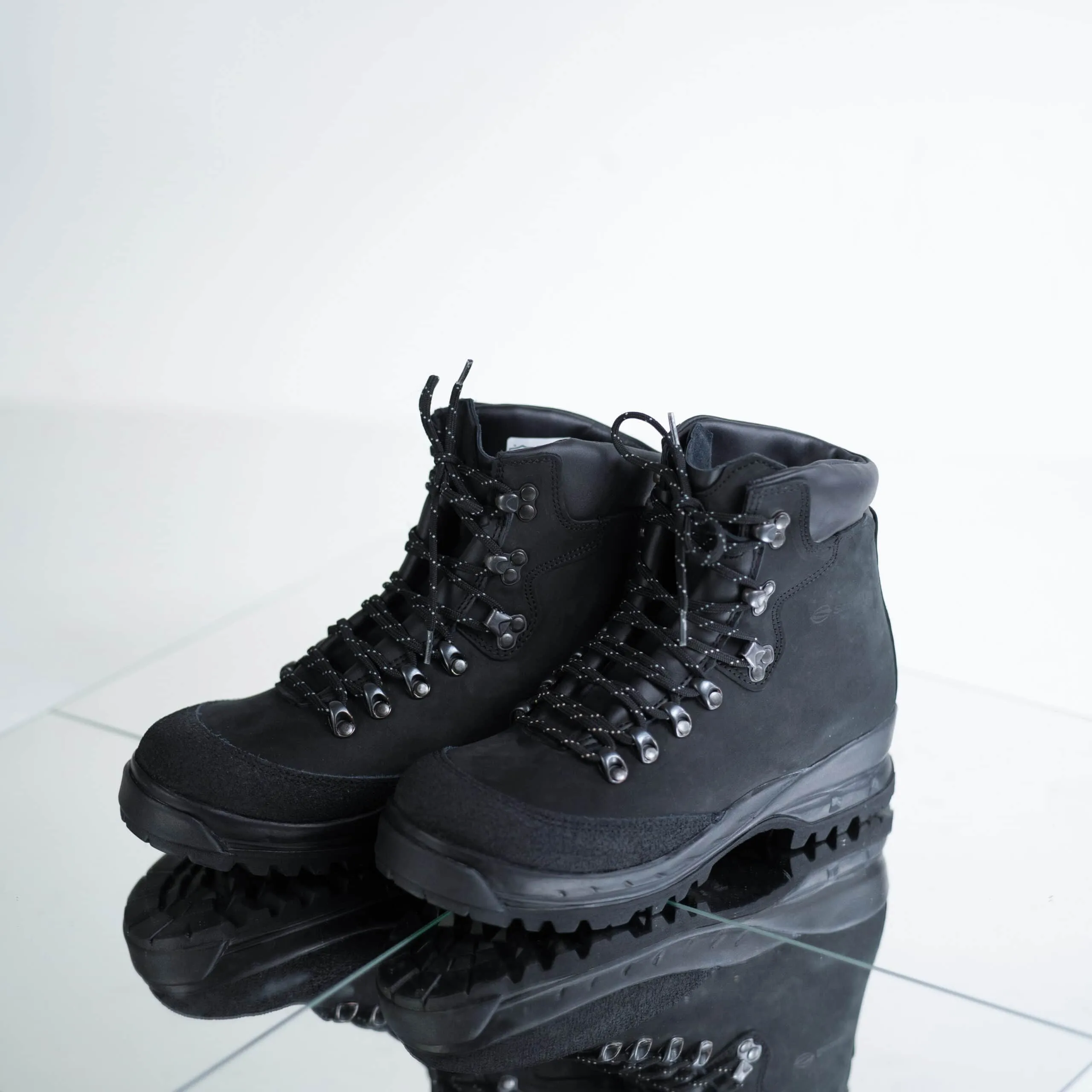 Hiking - 553P - Black