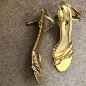 Pre-Owned Elegant Gold Shoes (Size 10)