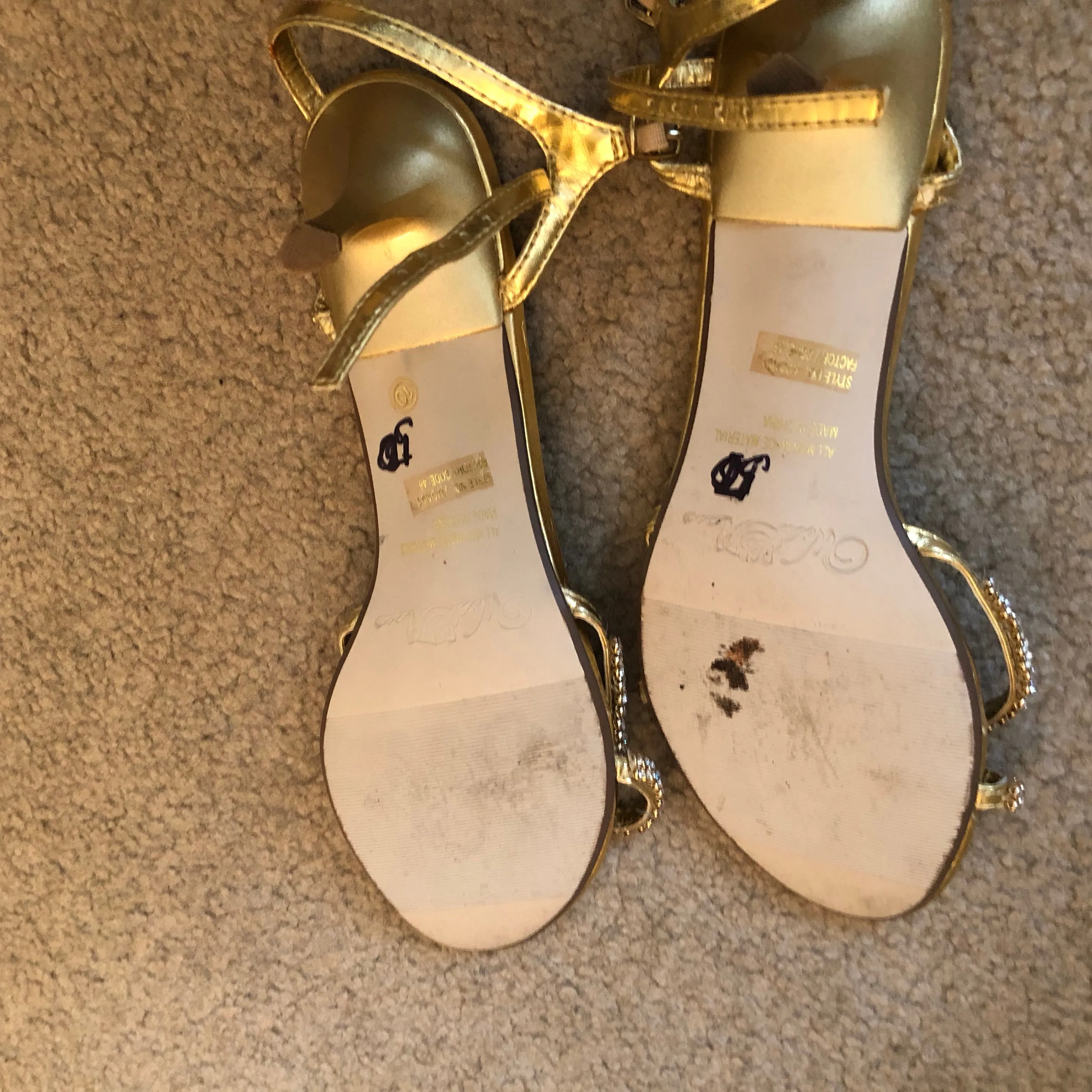 Pre-Owned Elegant Gold Shoes (Size 10)